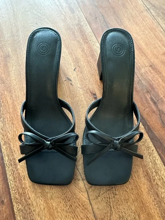 ☀️ NIB URBAN OUTFITTERS Charlie Bow Mule Heel - Picture 7 of 13